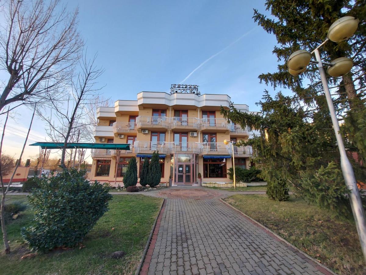 Csipke Hotel Kiskunhalas Zewnętrze zdjęcie