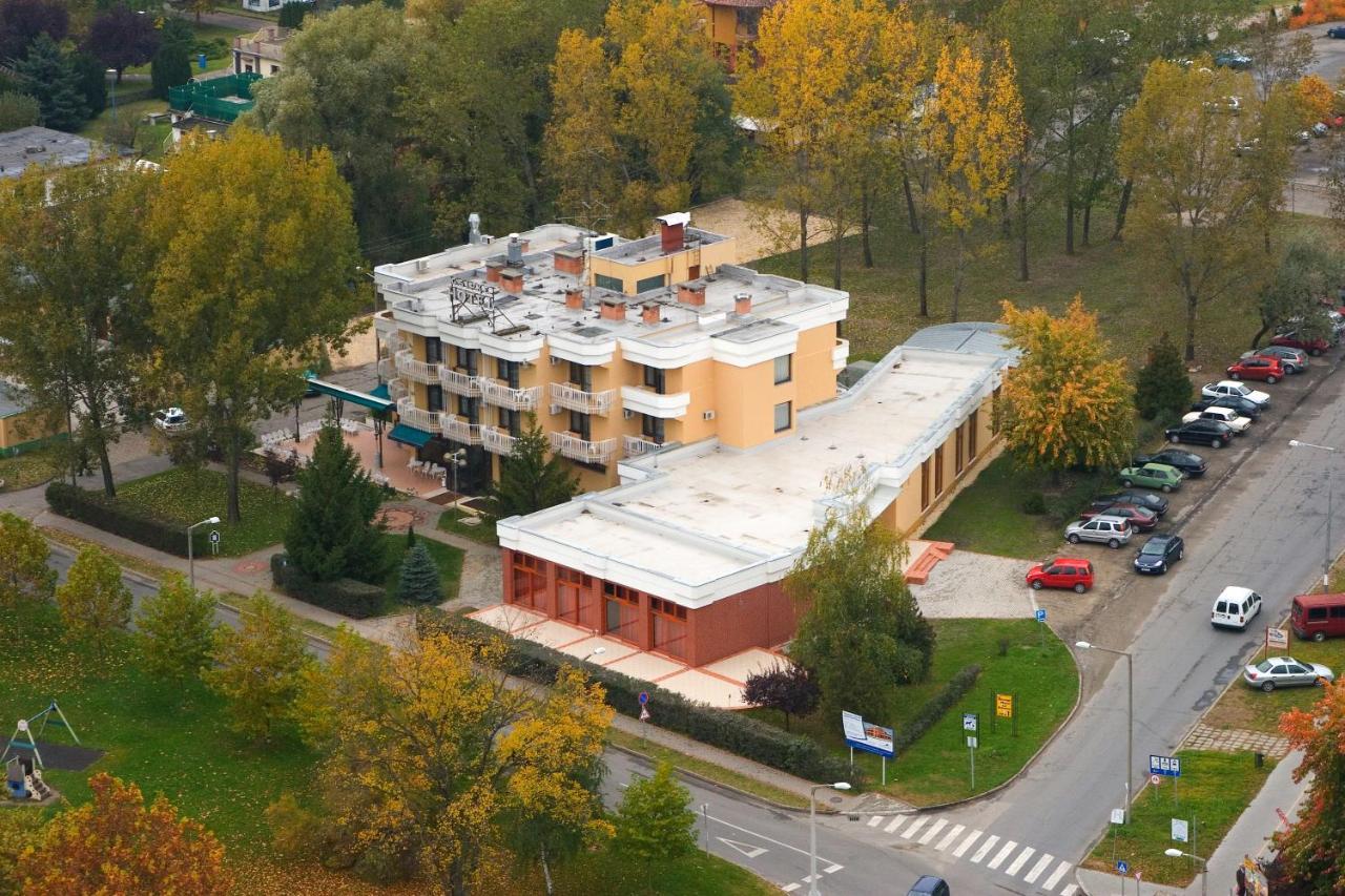 Csipke Hotel Kiskunhalas Zewnętrze zdjęcie