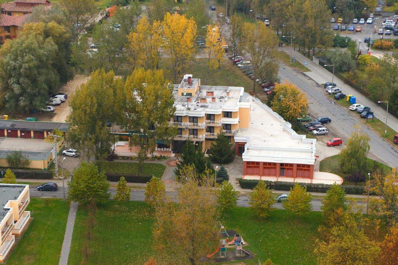 Csipke Hotel Kiskunhalas Zewnętrze zdjęcie