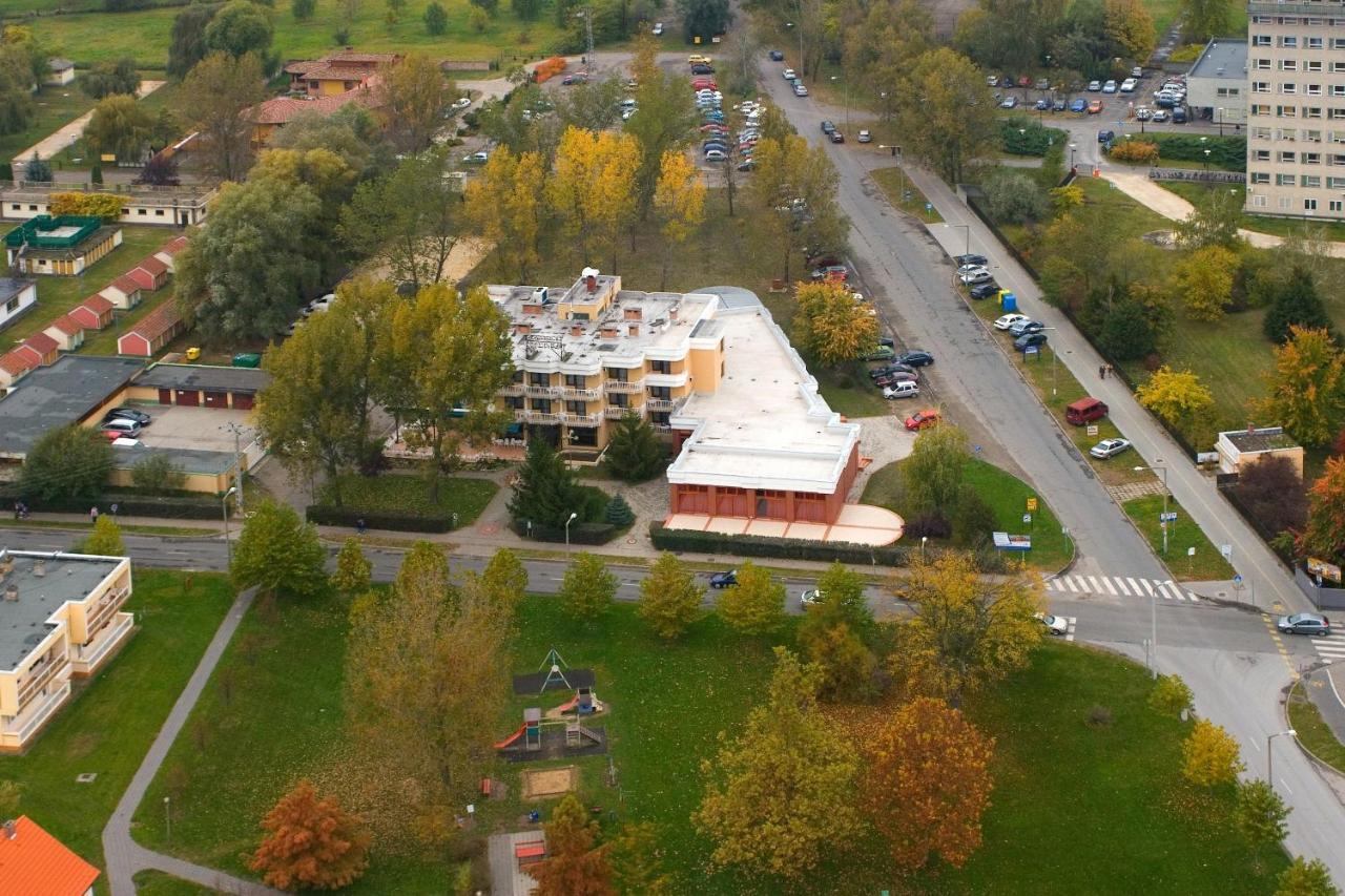 Csipke Hotel Kiskunhalas Zewnętrze zdjęcie