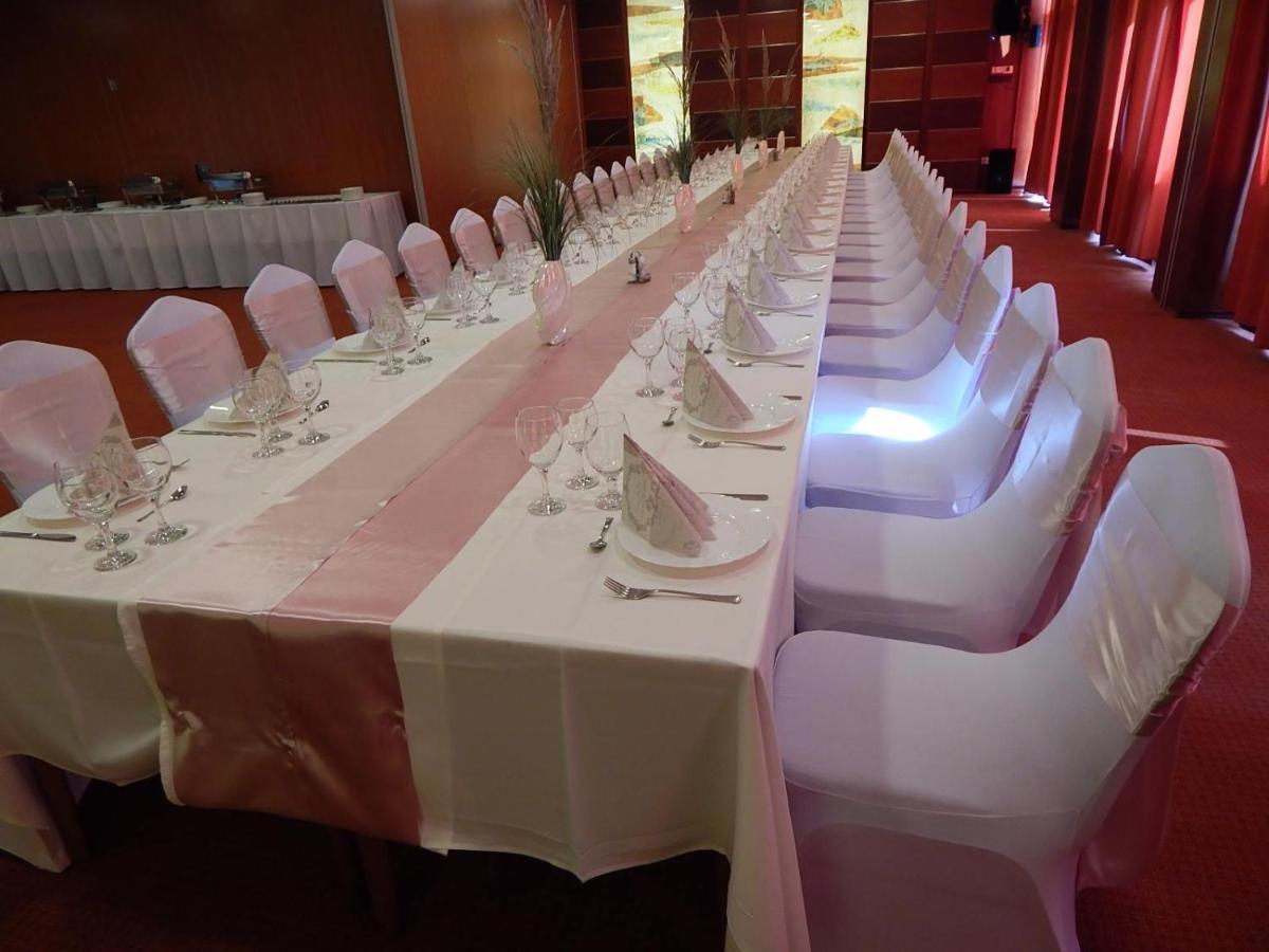Csipke Hotel Kiskunhalas Zewnętrze zdjęcie