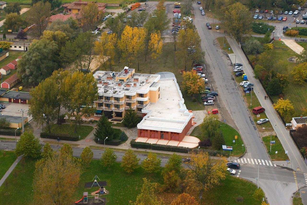 Csipke Hotel Kiskunhalas Zewnętrze zdjęcie