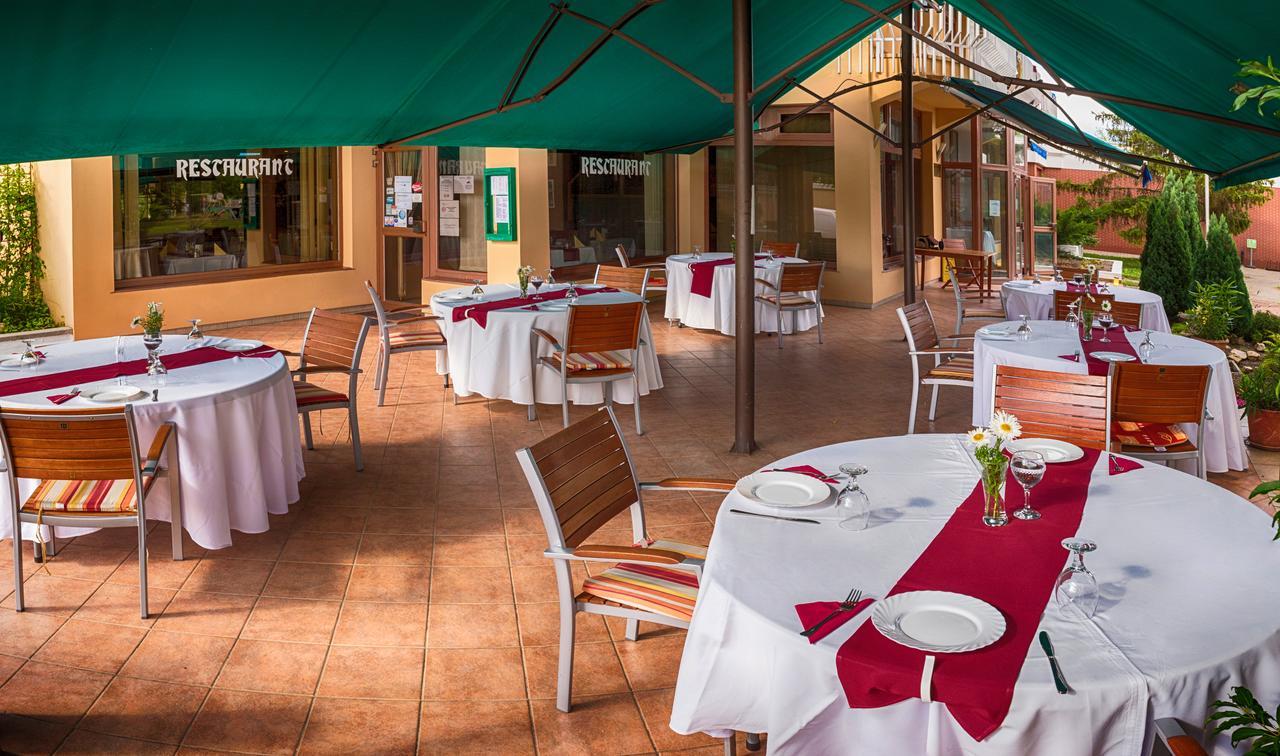 Csipke Hotel Kiskunhalas Zewnętrze zdjęcie